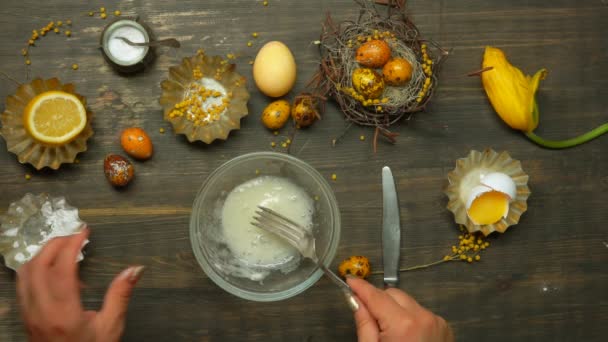 Mano batiendo clara de huevo para el glaseado de hornear de Pascua — Vídeos de Stock