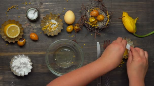 Händer bryta ägget och separera vitan — Stockvideo
