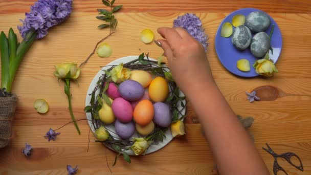 Žena ruce rozptyl žlutých růží — Stock video