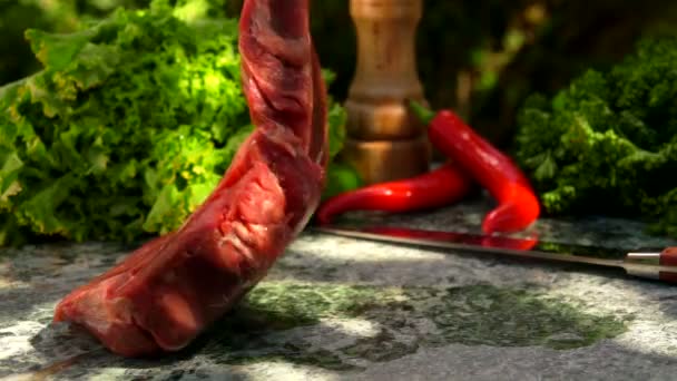 Steak de veau tombe sur une table en marbre vert — Video