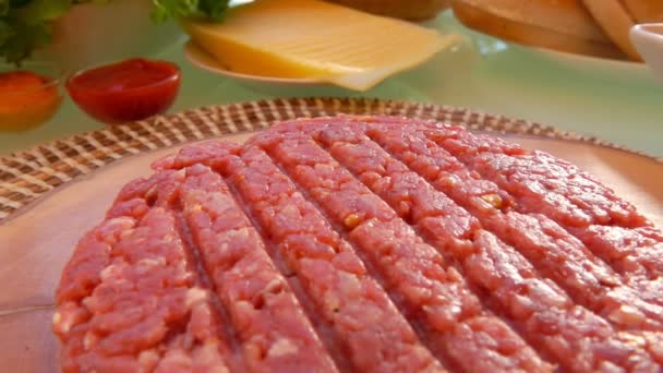 Raw beef burger lies on a wooden board close-up — Stock Video