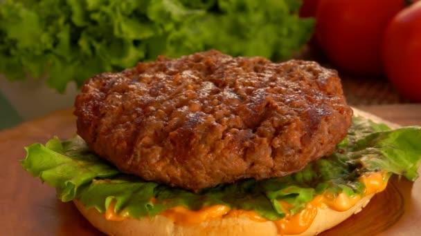 Кусок сыра падает на гамбургер — стоковое видео