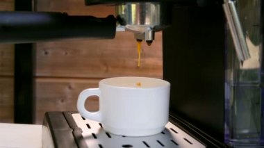 Damla kahve bir fincan içine damlayan