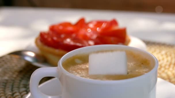 Pedazo de azúcar cae en una taza de café expreso — Vídeos de Stock