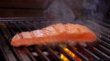 Cook Çiğ somon fileto biftek yemek yapıyor.