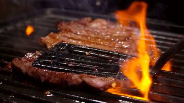 Cocine presiona el bistec en la parrilla — Vídeos de Stock