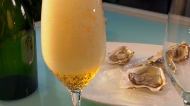 Austern und Champagner kommen auf den Tisch. — Stockvideo
