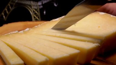 Bıçak şeritler sert peynir keser