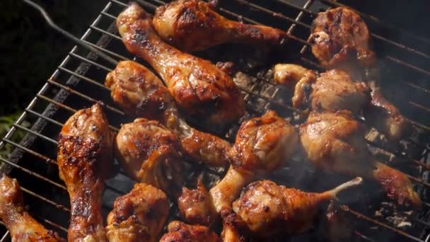 Close-up kip benen geroosterd op de grill — Stockvideo