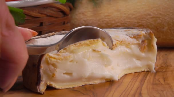 Löffel bricht ein Stück Käse ab — Stockvideo