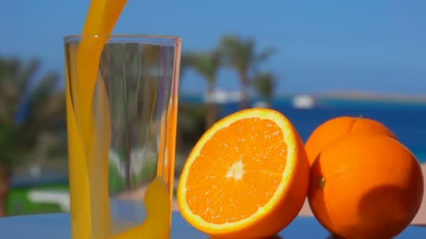 おいしいオレンジジュースがグラスに注がれる — ストック動画