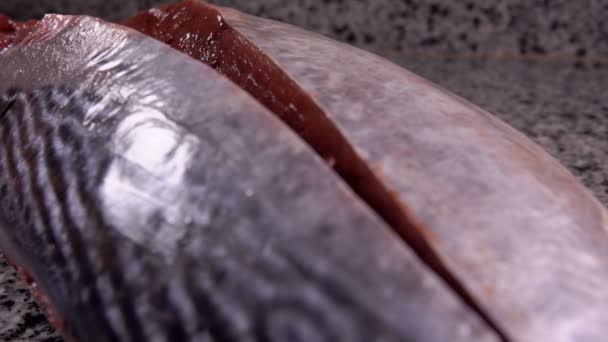 Koch entfernt ein Viertel des Kadavers mit Thunfisch — Stockvideo