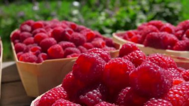 Ahşap bir masada olgun ahududu ile sepetler
