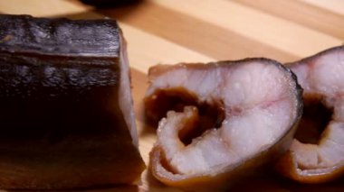 Füme yılan balığı parçaları yakın çekim kamera hareketi