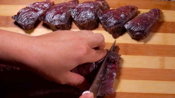 Maîtresse coupe un morceau de thon salé léger — Video