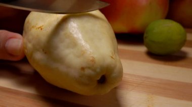 Bambu tahta üzerinde bıçak keser guava