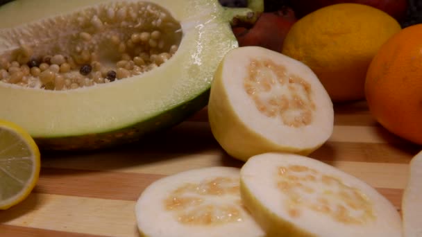 La naturaleza muerta de las frutas exóticas yace en una tabla de bambú — Vídeo de stock