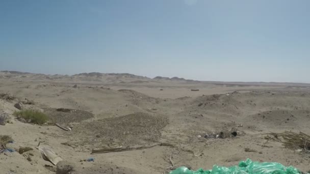 砂漠にはプラスチック製のゴミの山がある — ストック動画