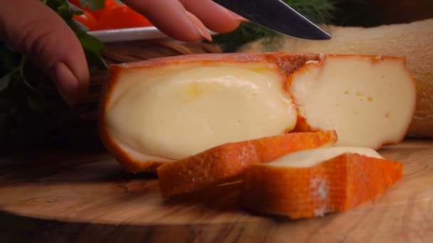 Murol é um queijo de leite de vaca pasteurizado, semi-macio — Vídeo de Stock