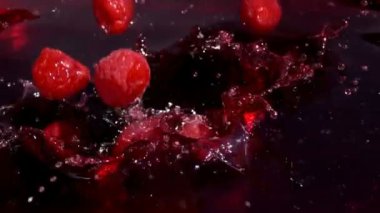 Kırmızı sulu ahududu suyu içine düşmek