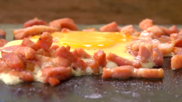 Ovo com bacon picado frito na grelha — Vídeo de Stock