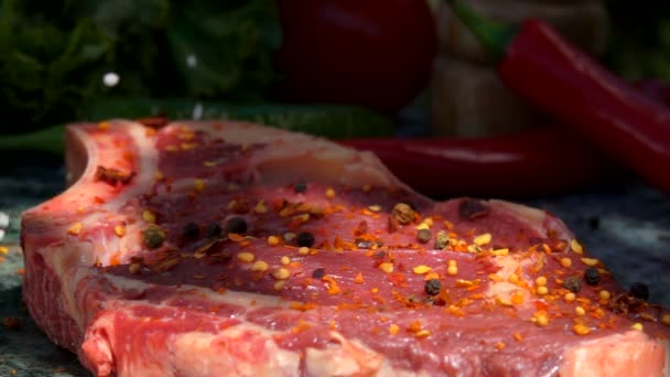 Le sel grossier tombe sur le steak de veau au ralenti — Video