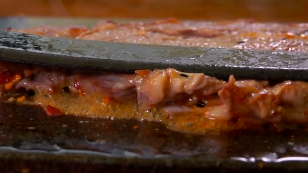 Cocine presiona el filete en la parrilla — Vídeo de stock