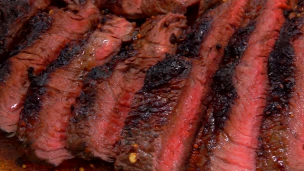 Steak de bœuf juteux coupé en tranches sur une planche de bois — Video