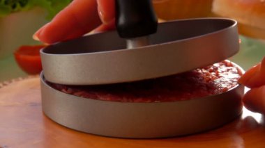 Şef özel bir form ile bir hamburger pirzola yapar