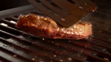 Mutfak spatula bir hamburger için pirzola döner