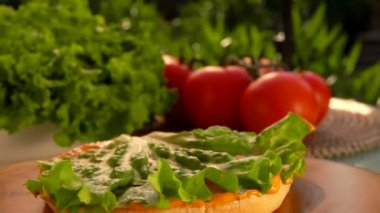 Bir hamburger hazır pirzola düşüyor
