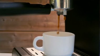 Damla kahve bir fincan içine damlayan