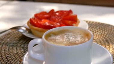 Espresso kahve bir fincan içine şeker parçası düşüyor