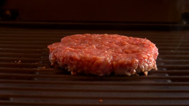 Tasty beef burger frying on the hot grill — Stock Video