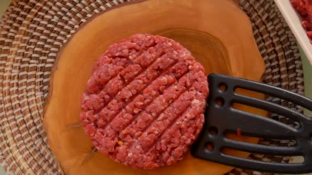 Cocinero levanta chuleta para hamburguesas con dos espátulas — Vídeos de Stock