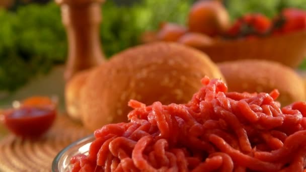 Miscela di spezie cadere sulla carne macinata per fare hamburger — Video Stock