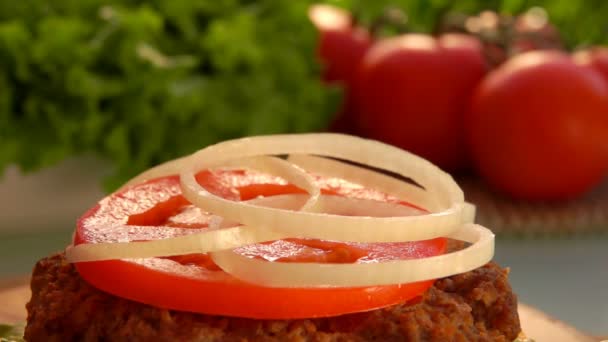 Çizburger üzerinde turşu salatalık dilimleri düşmek — Stok video