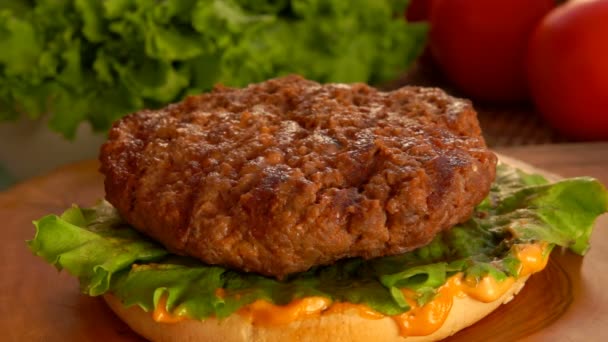Pedazo de queso cae sobre una hamburguesa — Vídeos de Stock