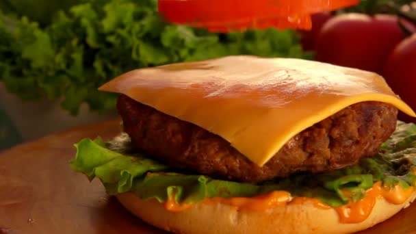 Sice van tomaat valt op de Hamburger — Stockvideo