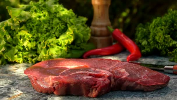 Kalfsvlees steak ligt op een groene marmeren tafel — Stockvideo