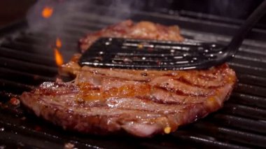 Spatula sıcak yüzeyinde biftek presler