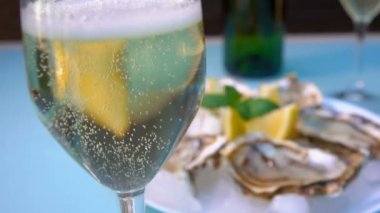 Şampanya kabarcıklar bir Wineglass üst yükselişi