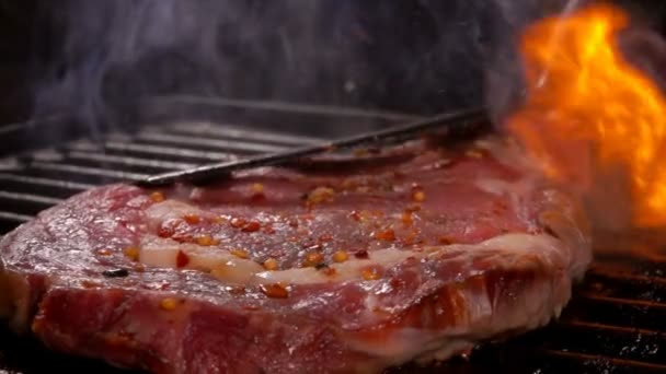 Cocine presiona el bistec en la parrilla — Vídeo de stock