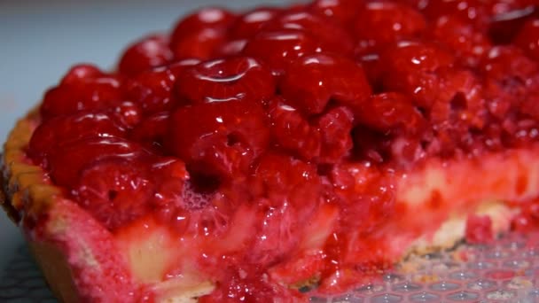 Pastel de frambuesa en rodajas con gelatina sobre la mesa . — Vídeo de stock