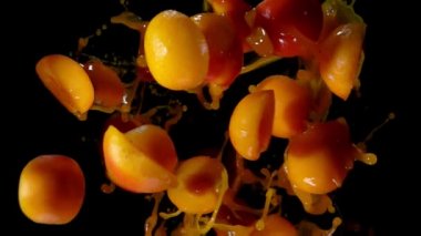 Kameraya karşı sıçrayan suyu ile Kayısı