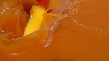 Dilim şeftali suyu içine düşmek