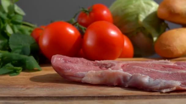 Veal steak falls on a wooden cutting board — Stock Video