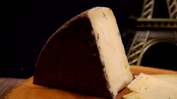 Gaffel tar en bit hård ost — Stockvideo