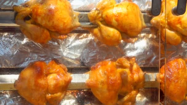 Kippen gebakken op een grote barbecue-machine — Stockvideo