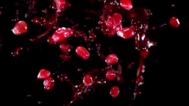 Grains grenat mûrs rouges avec du jus voler à la caméra 
